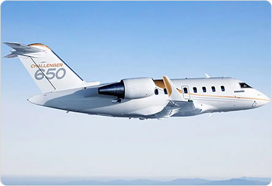 طائرة أحد مشغّلي FlyTaq على أرضية المطار